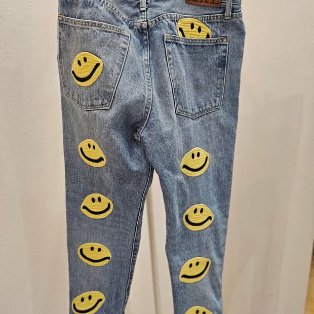 캐피탈 스마일 패치 데님 팬츠