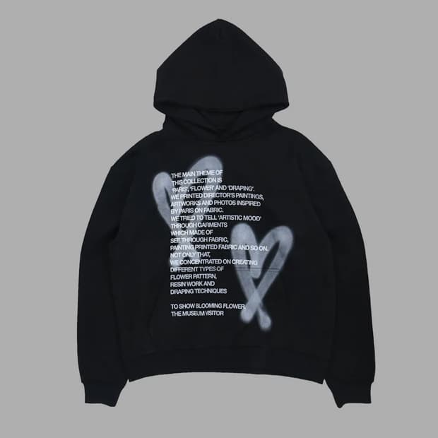 더 뮤지엄 비지터 하트 스프레이 후드 블랙