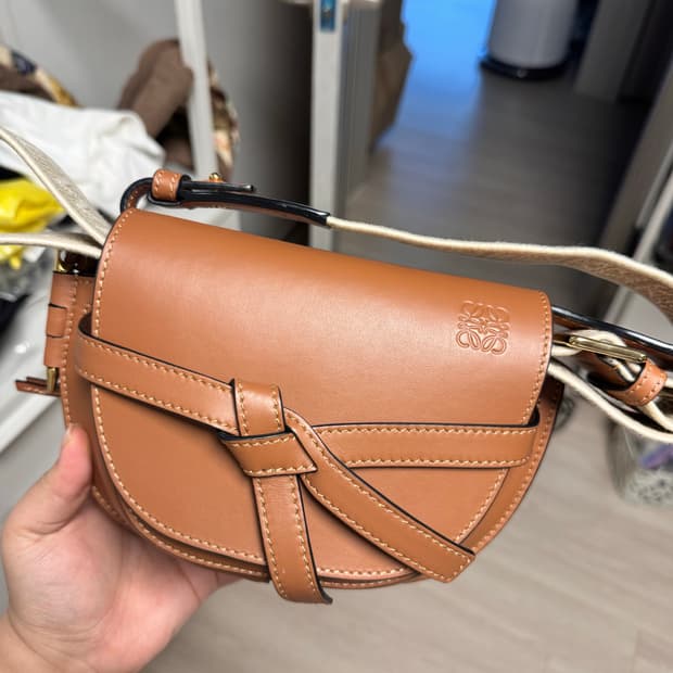 로에베 게이트백 미니 탄