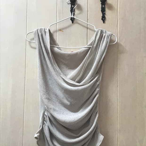 셔링 슬리브리스