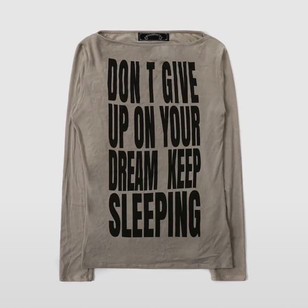 배드블러드 KEEP SLEEPING 보트넥 루즈핏 티 - 샌드