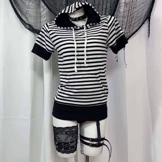 stripe hood t-shirt
