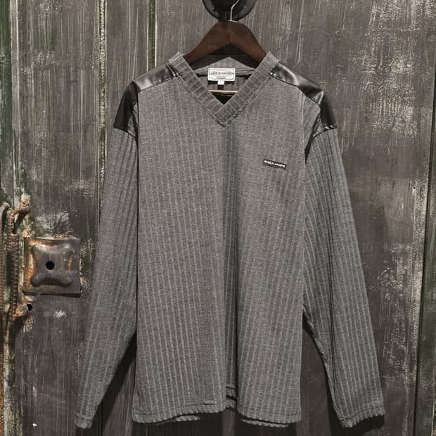 MUCH MORE Shoulder Pad V-neck Top