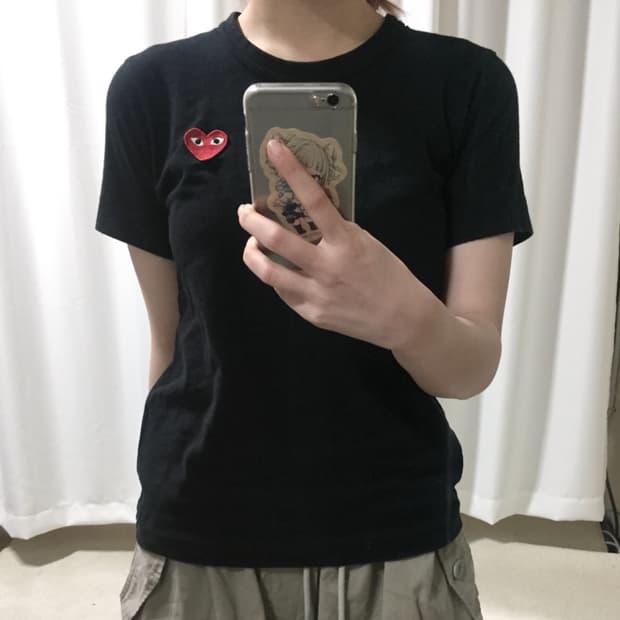 꼼데가르송 블랙 레드 하트 와펜 반팔 티