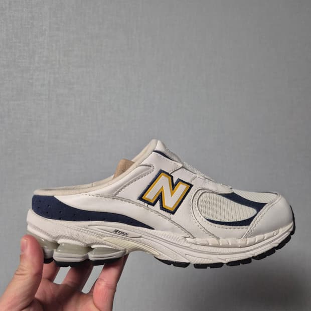 [230] 뉴발란스 2002R 뮬 화이트 네이비 블루