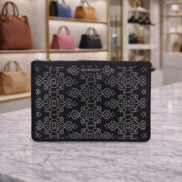 [S급] 지방시 스터드 장식 레더 클러치백 판매합니다!!!