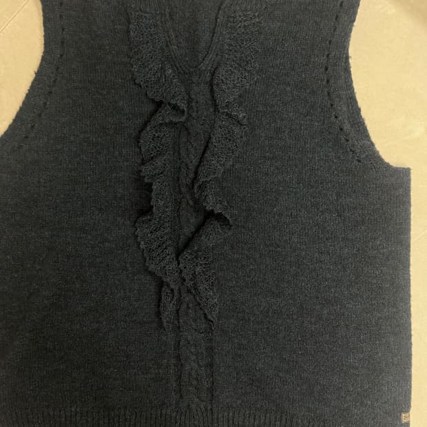 thursday island 프릴 니트 베스트