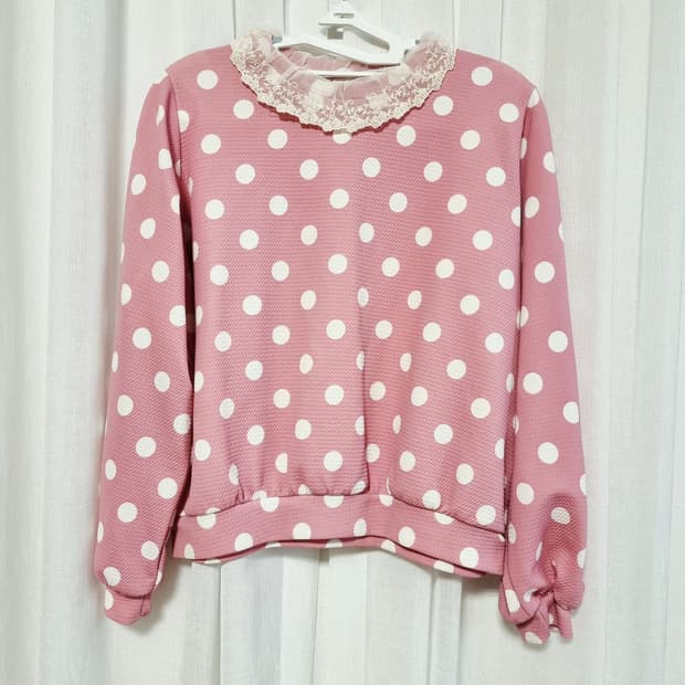 레이스프릴카라 화이트도트 핑크 블라우스 롱슬리브티 (프리사이즈) 새상품