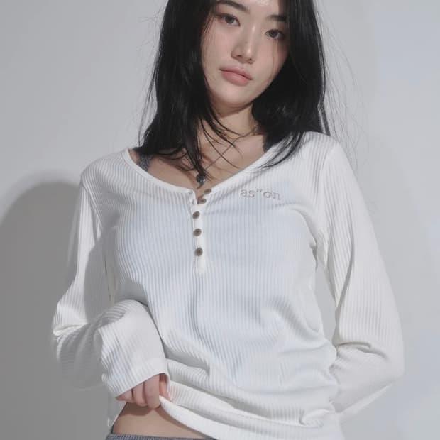 애즈온 | 위시 립드 버튼 티 아이보리