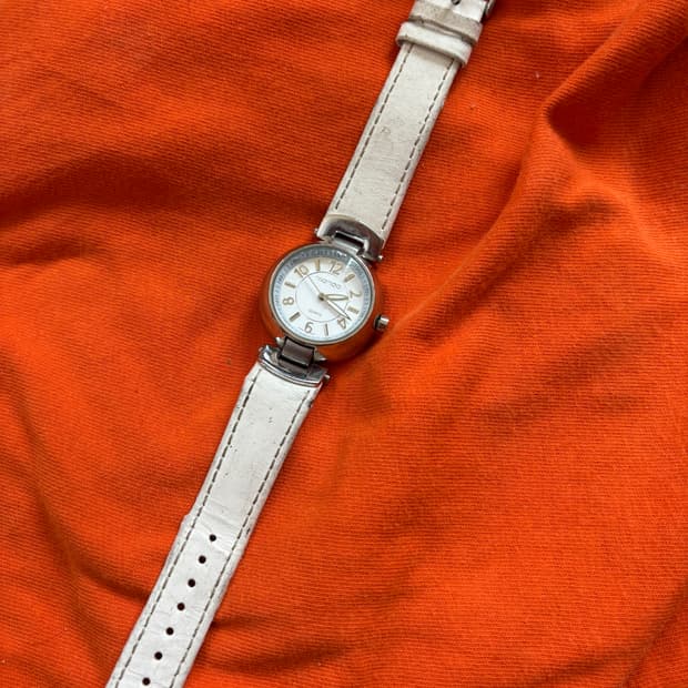 vintage tictoc design leather watch
