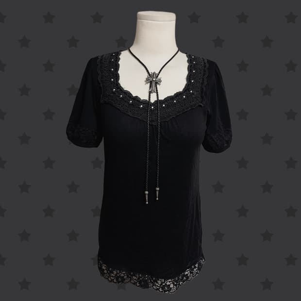 엑시즈팜 공겜여주 블랙 레이스 포인트 핀터깔 스퀘어유넥 디테일 티