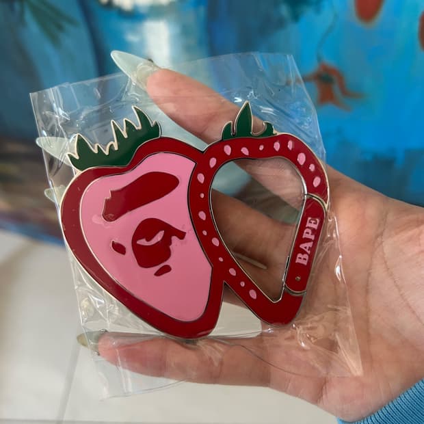 STRAWBERRY APE HEAD CARABINER 딸기 에이프 고리