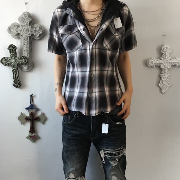 Back lettering needle work hood shirt