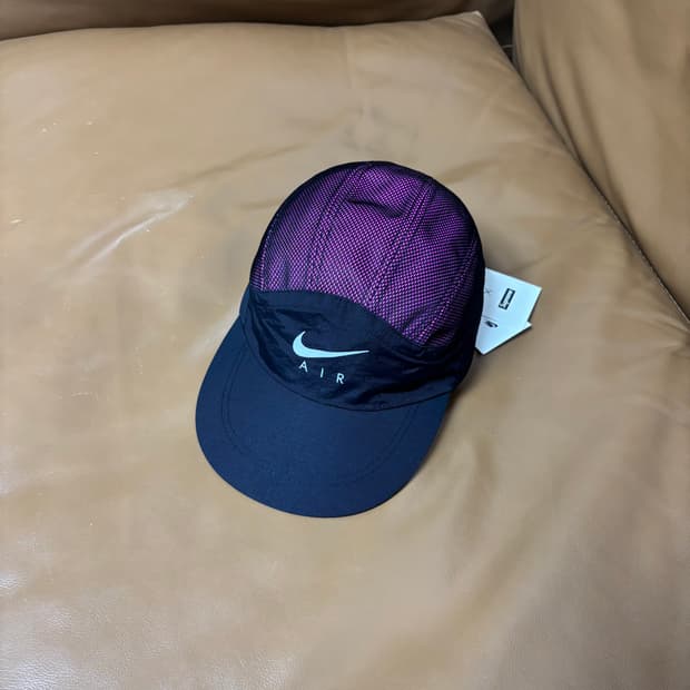 슈프림 x 나이키 트레일 블랙 퍼플 러닝 캠프캡 모자 (Black)