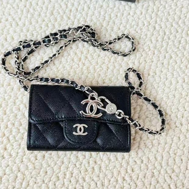 샤넬 클래식 카드 홀더 그레인드 카프스킨 & 실버 메탈 블랙