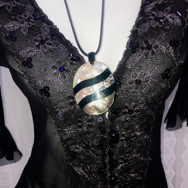 nacre & black necklace