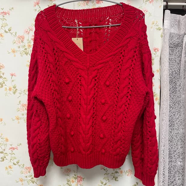 레드 브이넥 니트