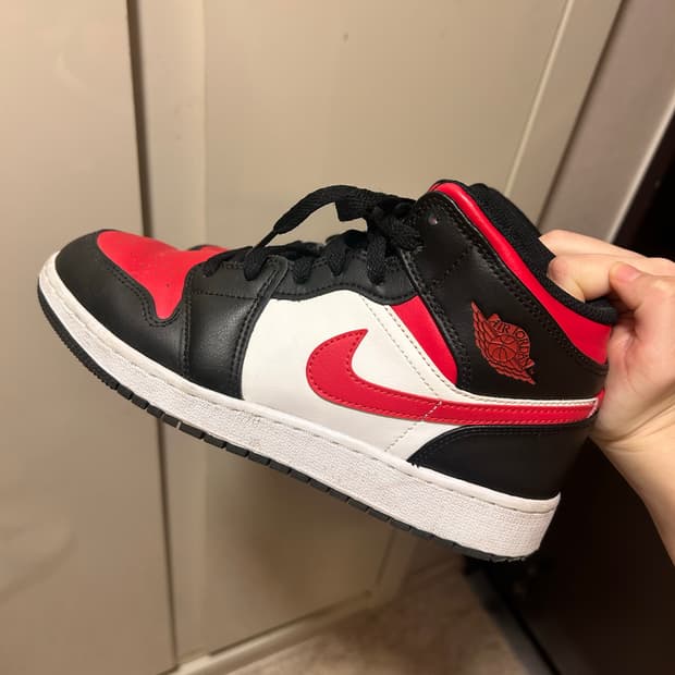 조던 1 미드 블랙 파이어 레드 240