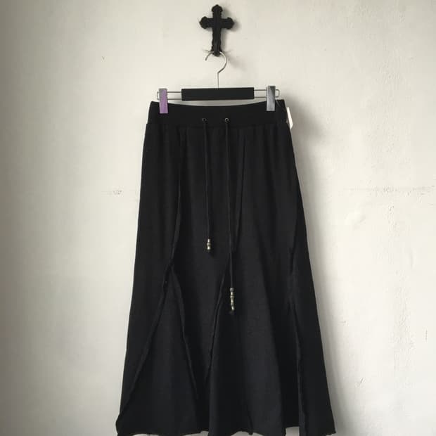 Cut off line detail long skirt