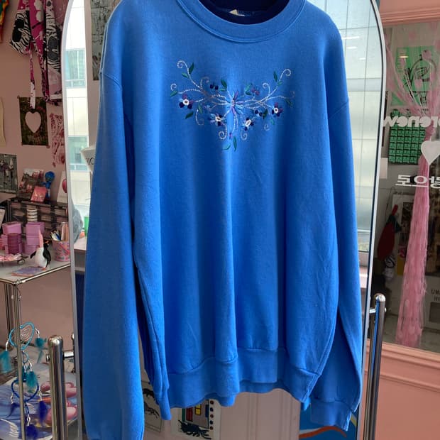 빈티지 블루 자수 맨투맨