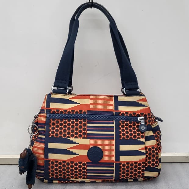 키플링 특유의 패턴이 돋보이는 토트백