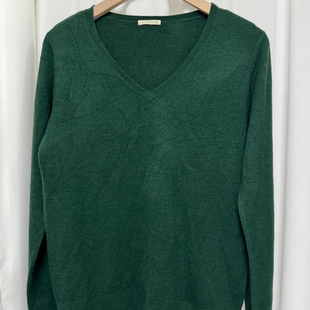 GU 그린 브이넥 니트 