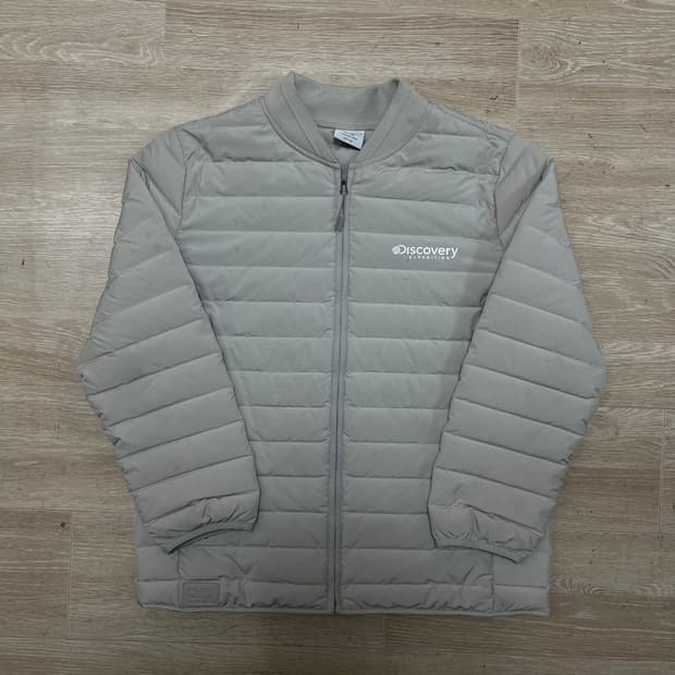 디스커버리 키즈 구스다운 로고 경량패딩 점퍼 [라이트 베이지] 150