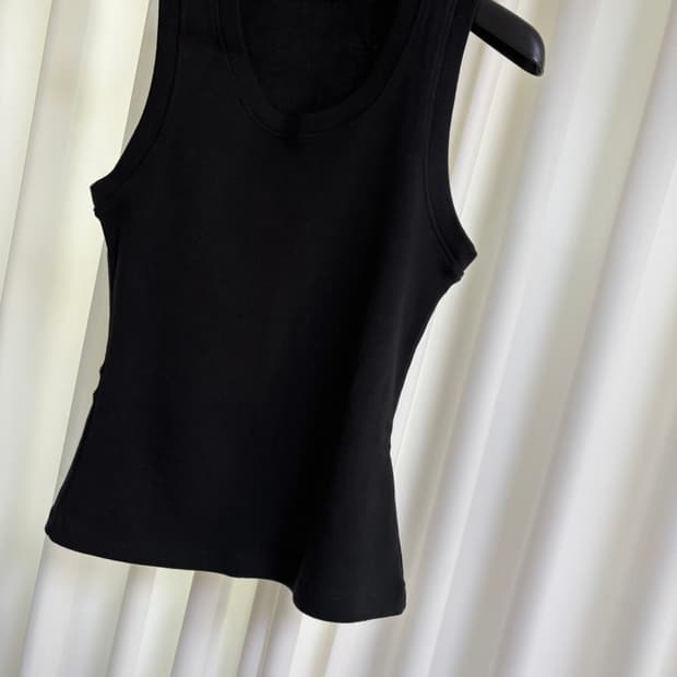 오르 커브드 크롭 탑 - 블랙