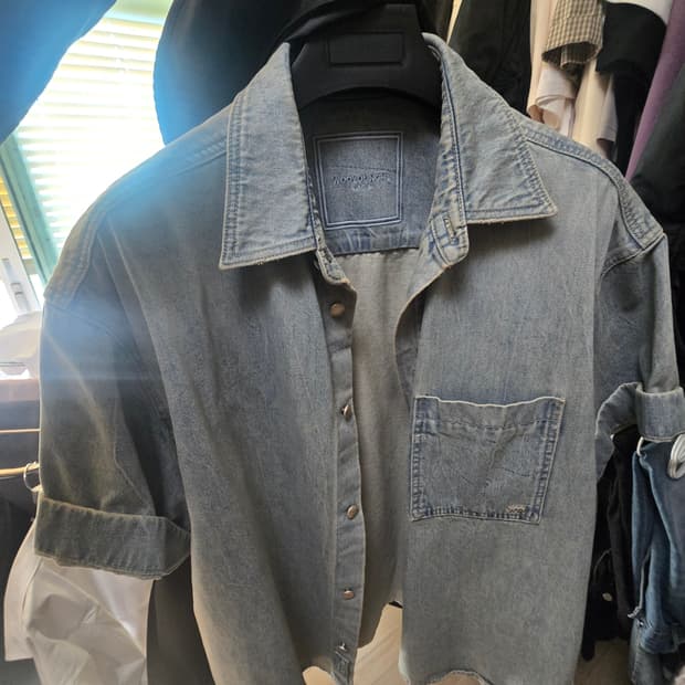 우영미 백로고 반팔 데님 셔츠