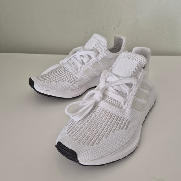 아디다스 스위프트 런 흰색 운동화220
