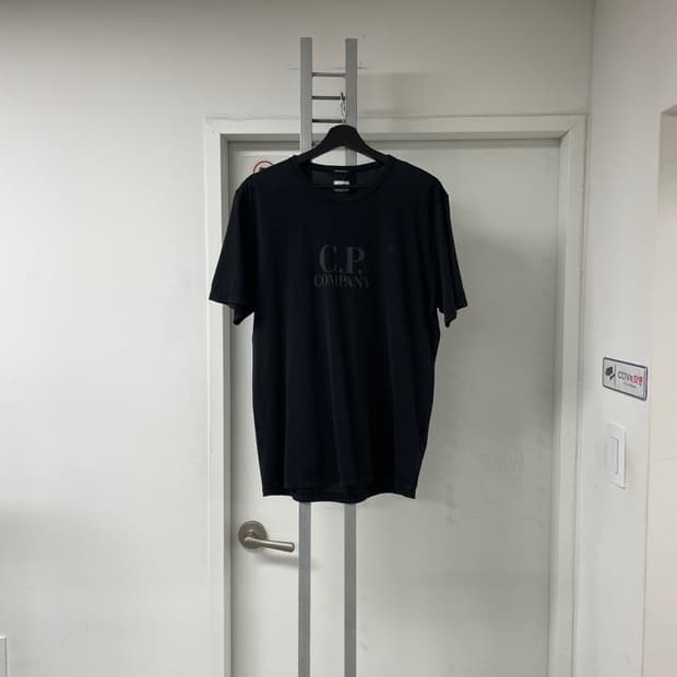 CP 컴퍼니 블랙 반팔 티셔츠 L