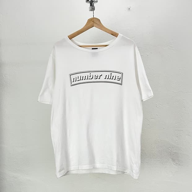 넘버나인 화이트 박스 라인 로고 티셔츠