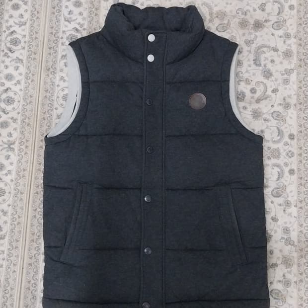 펜콧 차콜 그레이 패딩 조끼