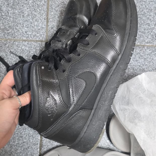 조던1 미드 트리플블랙 250