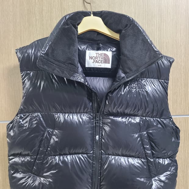 노스페이스 눕시 크롭 패딩조끼 유광 블랙 85