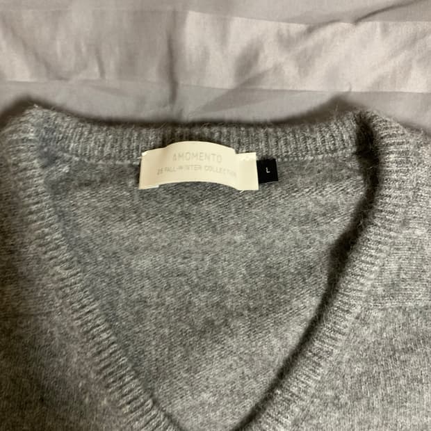 아모멘토 라쿤 브이넥 니트