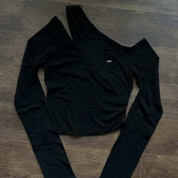 시너진 SHIRRING UNBALANCED LONG SLEEVE BLAC