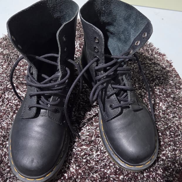 닥터마틴 블랙 8홀 부츠