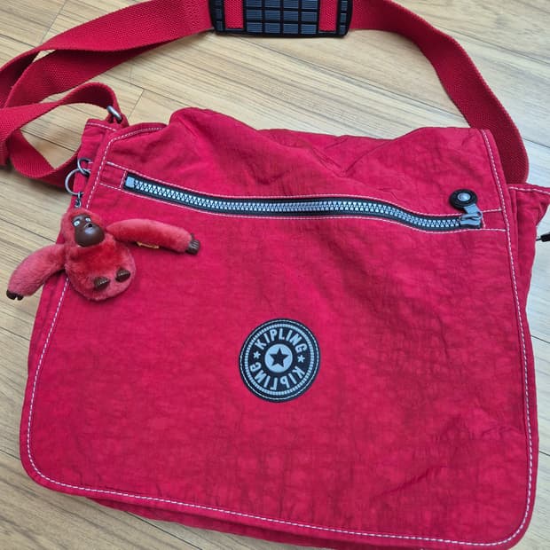 키플링 빨간색 크로스백 판매합니다. 몽키 키링 달려있어서 귀여워요. 가방
