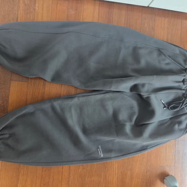 언더마이카 무03 조거팬츠 올리브 2사이즈 팝니다