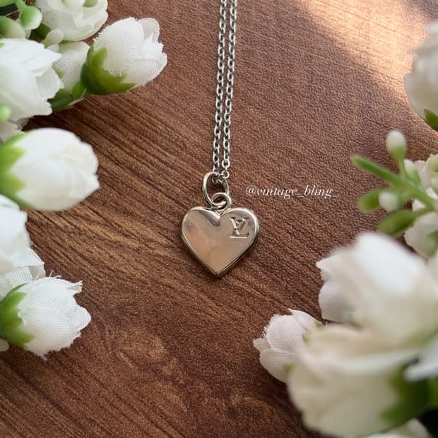 루이비통 하트 음각로고 실버 목걸이