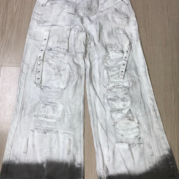 흰색 디스트로이 디테일 데님 팬츠