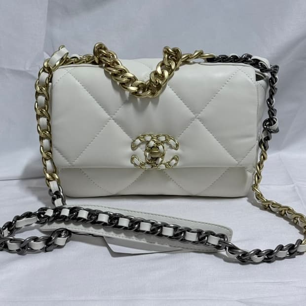 샤넬19백 스몰 크림화이트