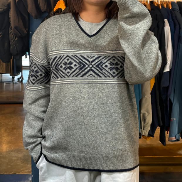 라일앤스코트 패턴 브이넥 니트