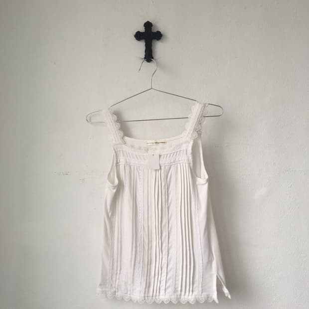 Lace trimming sleeveless