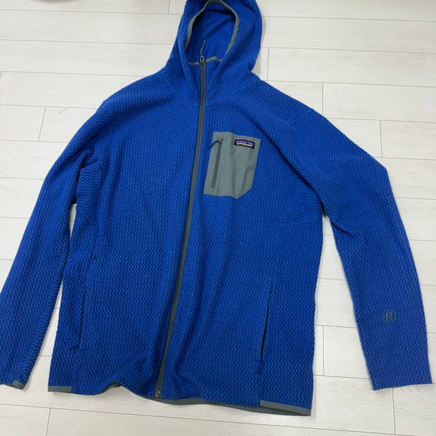 파타고니아 R1 에어 풀집 후디 블루 색상 XL 사이즈입니다. 독특한 조