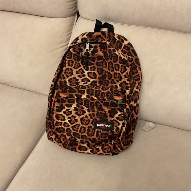 이스트팩 레오파드 호피무늬 백팩