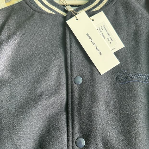 새상품)에스피오나지 바시티 자켓 네이비 M 사이즈 팝니다.