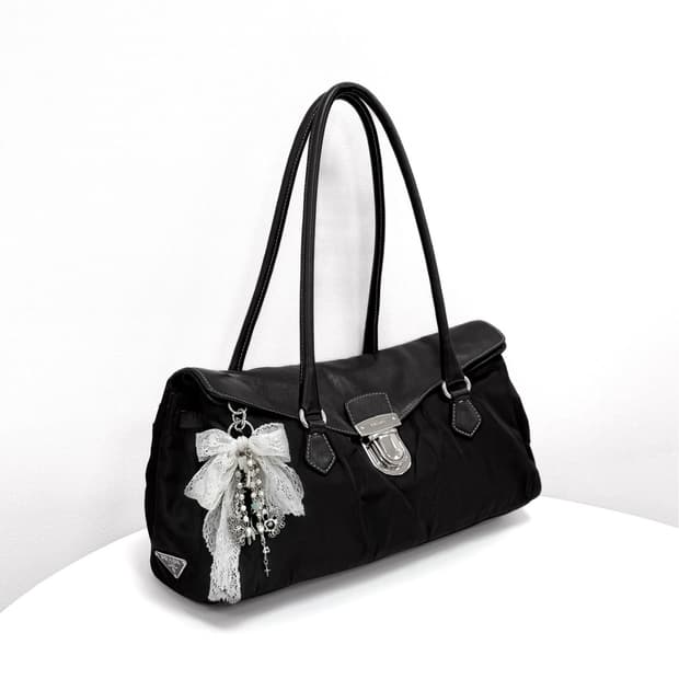 프라다 포코노 레더 트리밍 버클 숄더백