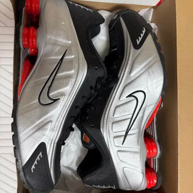 나이키 샥스 r4 블랙 앤 메탈릭 실버 275